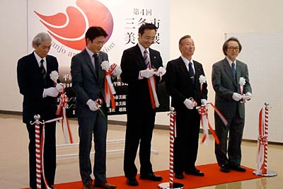 テープカット、左から宇賀治市展運営委員長、佐野民生常任委員長、国定市長、阿部市議会議議長、池山審査員代表