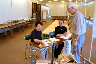 10日行われた第3回燕市展の作品搬入