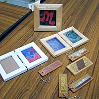  体験コーナーで製作したキーホルダーなど