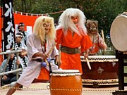 鬼の面をつけてばちを振る勇壮な分水太鼓