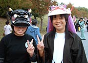  右が昨年に続いて仮装コンテスト二連覇した高校生冨田さん