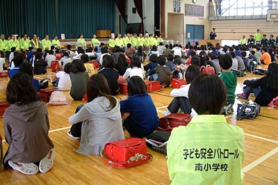 「三条市子ども安全の日」の4日、三条市南小で子ども安全パトロールボランティアと児童の対面式