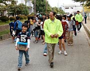 ボランティアと一緒に集団下校する南小児童