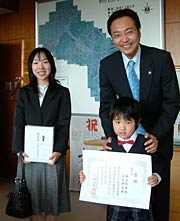 表彰状を胸に記念撮影