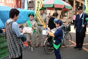 燕市燕地区の定期露店市で燕署と燕市金融機関防犯連絡協議会が振り込め詐欺防止街頭広報