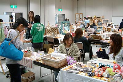 4月に初めて開いた「カントリー&クラフトフェスタ」の会場のにぎわい