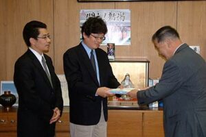 左から燕市新庁舎建設基本計画検討委員会副委員長の樋口長岡技科大准教授、委員長の西村新潟大学教授、小林燕市長