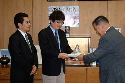 左から燕市新庁舎建設基本計画検討委員会副委員長の樋口長岡技科大准教授、委員長の西村新潟大学教授、小林燕市長