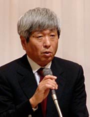 式辞を述べる草野学院長