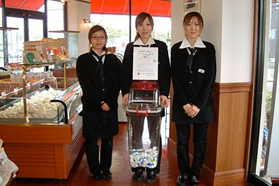 ガトウ専科の燕三条店のペットボトルのキャップの回収ボックスとスタッフ