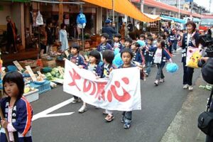 秋の火災予防運動を前にことしは水道保育園と小高保育園の幼年消防クラブ員が燕市燕地区の商店街で防火パレード