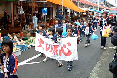 23日、燕地区の商店街で行われた幼年消防クラブ員が参加しての防火パレード