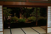 畳座敷から眺める庭園
