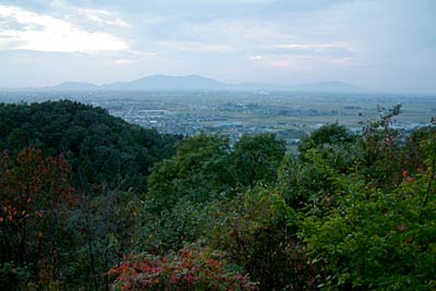 保内公園展望台から望む蒲原平野、その向こうに弥彦山