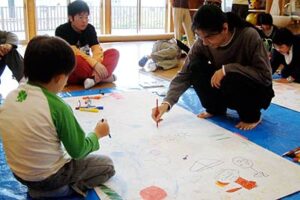 燕市障がい者地域支援センター「はばたき」で地元画家の金子さんと利用者が絵画でコラボレーション