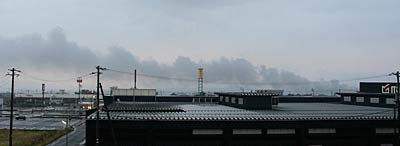 午前6時35分、三条市上須頃から撮影した本町1の火災の煙