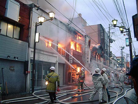 三条市本町1の火災現場