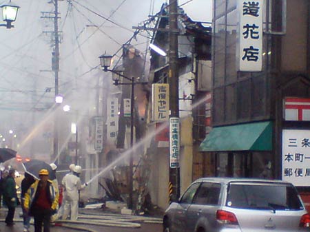 三条市本町1の火災現場