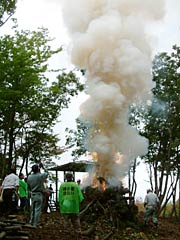 白煙をもくもくと上げるのろし台