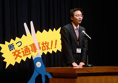 「三条市あんぜん・あんしん高齢者大会」であいさつする主催2団体の会長でもあｗる国定市長