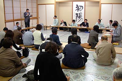 29日開かれた旧三条高校校舎解体撤去工事に伴う地元説明会