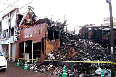  27日の三条市・本寺小路大火から3日たった30日、焼け跡から白煙上がって消防出動