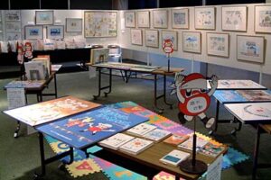9日まで燕市立図書館で「かこさとしの世界展 in つばめ」、絵本作家かこさとしさんの原画や下絵も展示