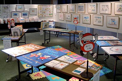 9日まで燕市立図書館で開かれている「かこさとしの世界展 in つばめ」