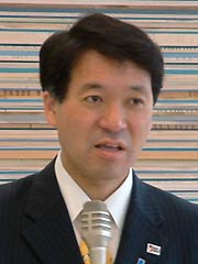 あいさつする泉田知事