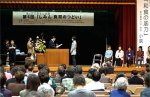 三条市「我が家自慢のおにぎりコンテスト」の最終審査で「えびカルおにぎり」がグランプリ