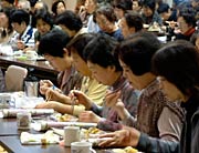 審査委員となって試食する来場者