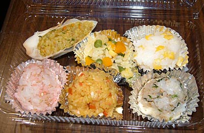 最終審査で試食した6点、前列左のピンク色のおにぎりがグランプリの「えびカルおにぎり」