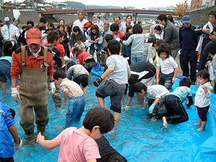3日、加茂川河川敷の加茂市・穀町公園で行われた第21回加茂川鮭祭り