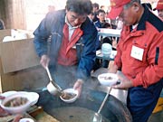 無料でふるまわれた鮭鍋
