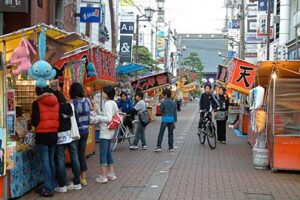 お取越で三条別院の参道から並ぶ露店