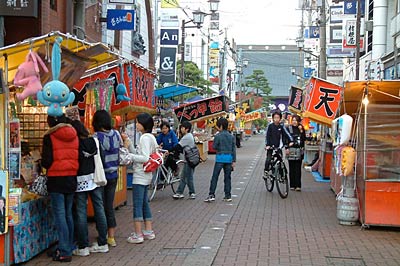 お取越で三条別院の参道から並ぶ露店