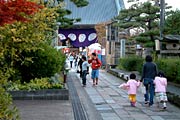 参道の石畳を歩いて三条別院へ