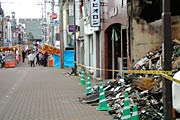 三条別院へまだ規制線が張られたままの本寺小路の大火の焼け跡