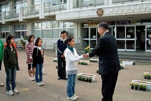 東北電力(株)新潟県央営業所が燕市と弥彦村の小学校3校にパンジーの苗とプランターを寄付
