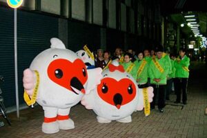 三条市が本寺小路でクリーンキャンペーン、ごみのポイ捨て防止を呼びかけ