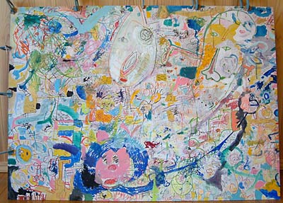 「はばたき祭」で展示する利金子さんと用者と下絵を描き、金子さんが仕上げた作品