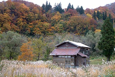 紅葉に埋もれる吉ヶ平山荘