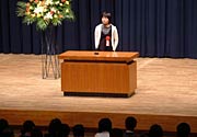 張り詰めた静寂の空気のなかで発表する児童