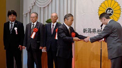 表彰を受ける4人の会員