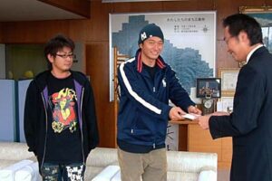 三条市大島地区の果樹生産農家の後継者でつくる「チームぐっつらぁ」が三条市に7万円寄付
