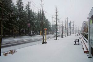 20日の三条市は日中1度前後の真冬の寒さ、夕方に向かって冷え込み緩む