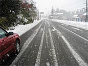 周辺道路は雪がシャーベット状に