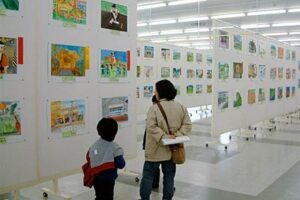 23日まで三条市体育文化センターで開かれている第26回ふるさと絵画コンクールの展示会