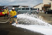 新しい化学消防車で薬剤をまくテスト