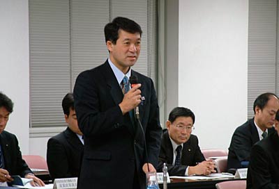 座談会で発言する泉田知事